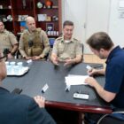 Prefeito Adriano Silva assina convênio em seu gabinete e é observado por outras autoridades