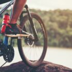 Imagem de parte de uma bicicleta com um ciclista