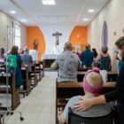 Missa é acompanhada por fiéis em capela dentro de hospital