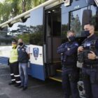 profissionais de segurança em frente ao ônibus da Guarda Municipal
