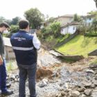 Agentes da Defesa Civil avaliam estragos em área atingida pela chuva