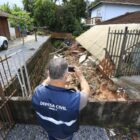 Técnico da Defesa Civil fotografa casa atingida por desastre natural