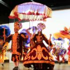 Grupo de dança folclórica se apresenta em palco