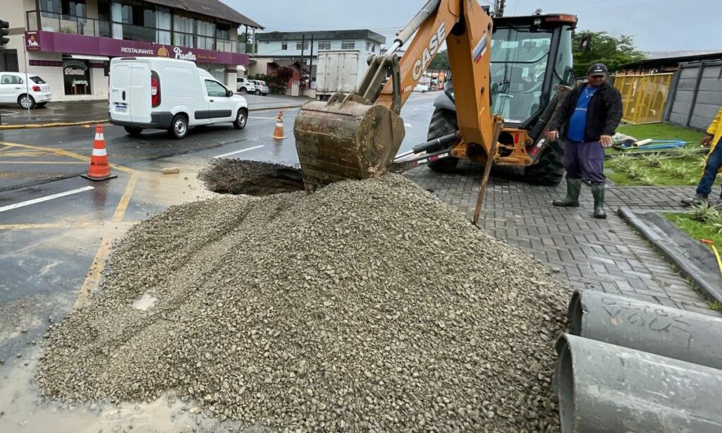 Prefeitura conserta rede de drenagem na rua Ottokar Doerfell