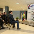 Prefeito Adriano Silva discursa, em púlpito, para plateia na Interplast