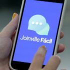 Imagem do aplicativo Joinville Fácil na tela de um telefone celular