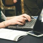 mulher digita em computador