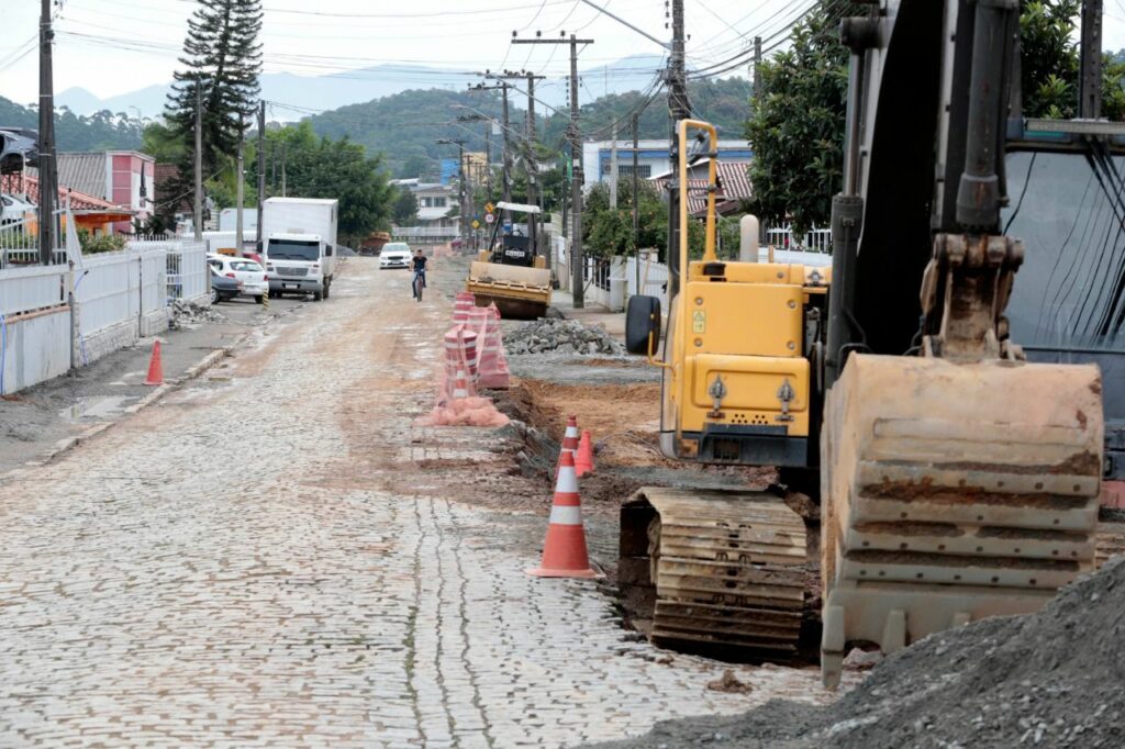 máquinas trabalham em obra de drenagem da rua Sorocaba