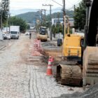 máquinas trabalham em obra de drenagem da rua Sorocaba