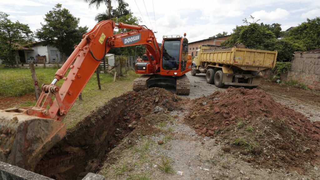 Comunidade participa de reunião sobre obra do Eixo Copacabana