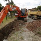 Escavadeira trabalha nas obras do Eixo Copacabana