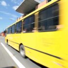 ônibus do transporte coletivo de Joinville em rua da cidade