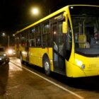 Ônibus do transporte coletivo de Joinville circulando no período noturno