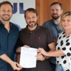Prefeito Adriano Silva e vice-prefeita Rejane Gambin entregam Ordem de Serviço para construtora