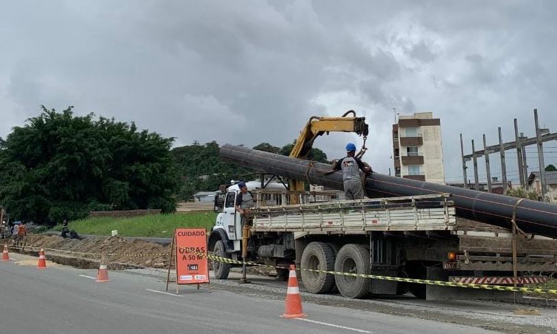 Companhia Águas de Joinville realiza obra para interligação da rede de esgoto na avenida Paulo Schroeder