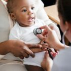 Bebê é atendido por médico