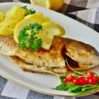 Peixe assado em prato montado com batata
