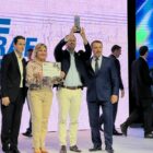 Adriano Silva e Rejane Gambin recebendo a premiação