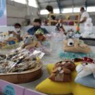 Produtos de artesanato em exposição numa feira