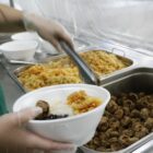 Pessoa se serve em buffet de comida