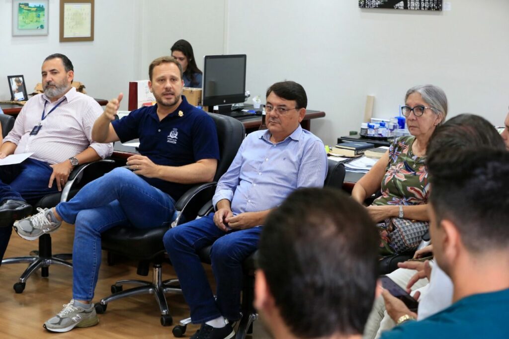Prefeito Adriano Silva reúne vereadores para discutir transporte coletivo de Joinville