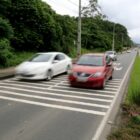 Carros passam por sinalização em rua de Joinville
