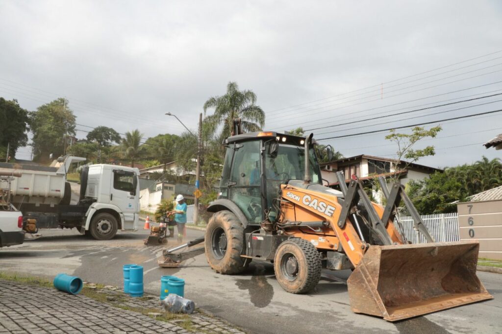 Obra na rede de água na rua Xanxerê continua durante a segunda-feira (9/5)