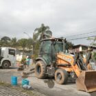 Máquina trabalha em obra na rede água