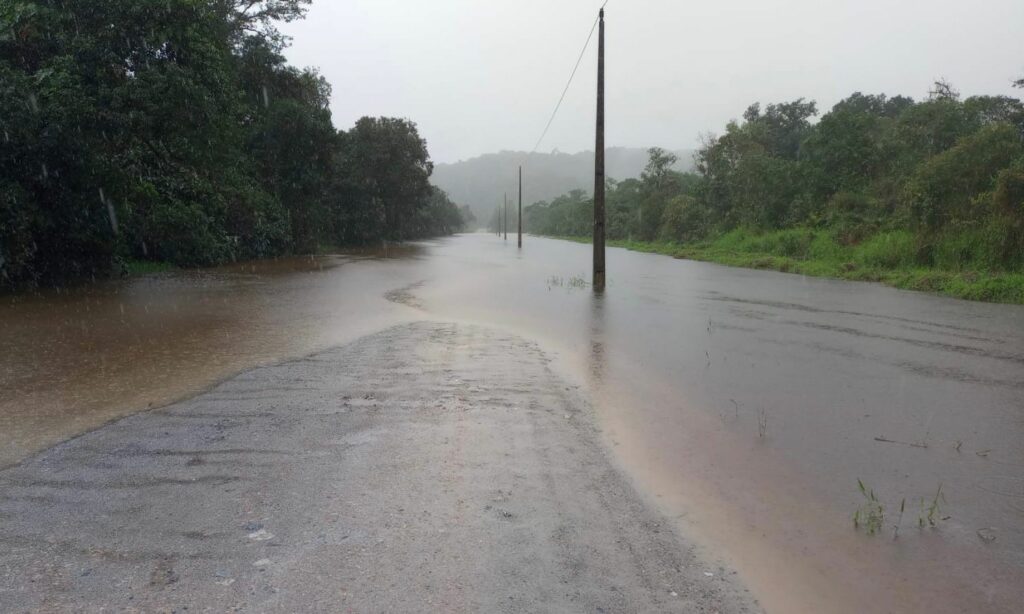 Defesa Civil de Joinville monitora ponto de alagamento no fim da Estrada Arataca