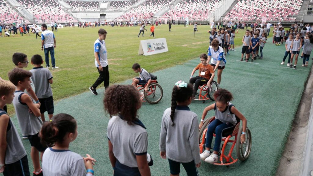 Mais de 2 mil crianças participam de atividades do Jeville na Arena Joinville