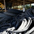 Pneus usados empilhados em uma borracharia