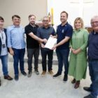 Autoridades seguram papel que estabelece convênio na área da habitação
