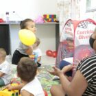 Professora e alunos fazem atividade em Centro de Educação Infantil