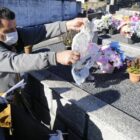 Agentes da Vigilância Ambiental realizam inspeção em túmulo em cemitério
