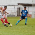 atletas jogando futebol durante partida do Copão