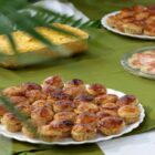 pratos preparados a base de palmito, exportos em uma mesa com toalha verde