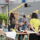 Visitantes andam por estandes de uma feira de artesanato
