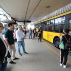 Consultores visitam terminal de ônibus e observam movimento