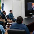 Reunião do prefeito que está de forma virtual, em monitor, com integrantes do gabinete de crise