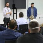Secretário de saúde e diretor falam para pessoas em plateia