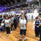 Participantes do Jeville, em fila, durante cerimônia de abertura das competições
