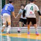 alunos jogam futsal durante o Jeville