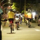 Ciclistas andam de bicicleta em passeio ciclístico