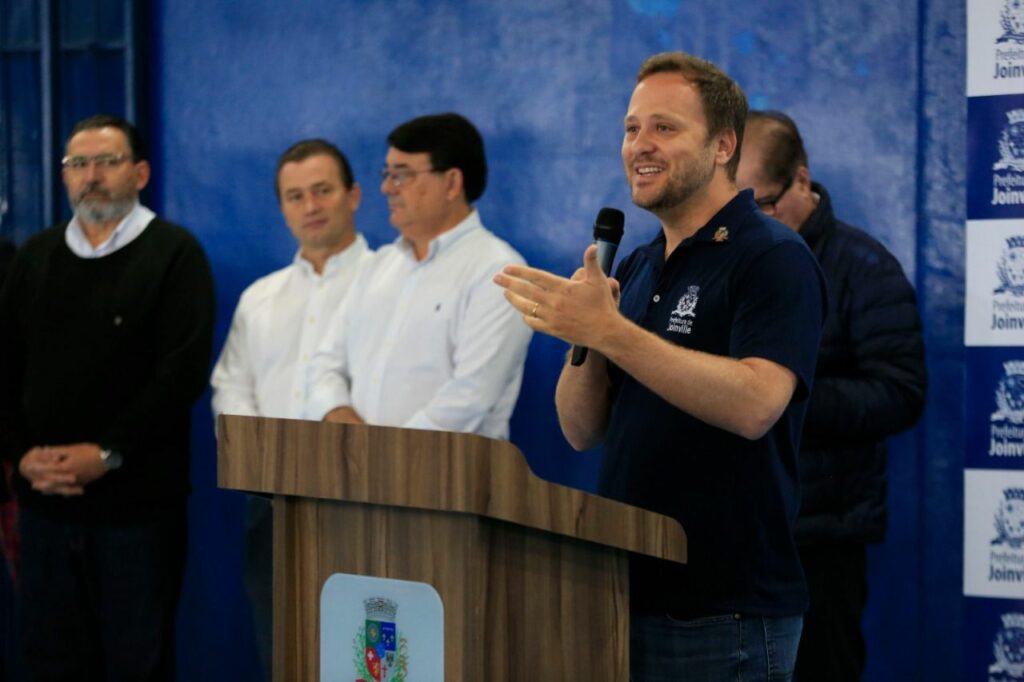 Prefeitura entrega Ordem de Serviço da pavimentação de vias no bairro Ulysses Guimarães