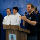 Prefeito Adriano Silva discursa em púlpito durante evento