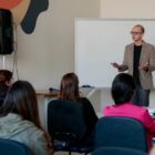 participantes da Join.cubo assistem a palestra