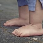 criança com os pés descalços