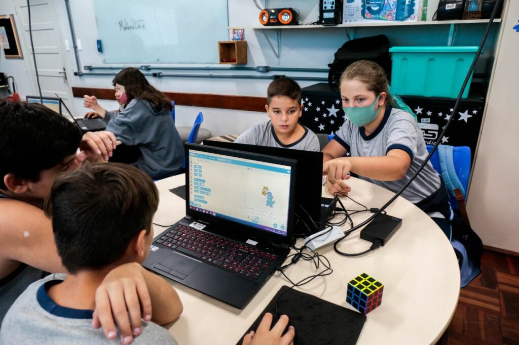 Escolas da Rede Municipal de Joinville oferecem curso extraclasse de programação e robótica
