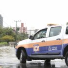 caminhonete da defesa Civil próxima a rua alagada
