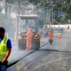 equipe trabalhando no asfaltamento de rua em Joinville